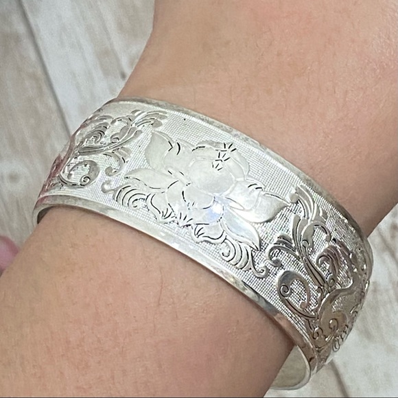 Unsigned Silver-tone Ornate Lotus Flower Peacock 1.25” Open Cuff Bangle Bracelet - Picture 3 of 12